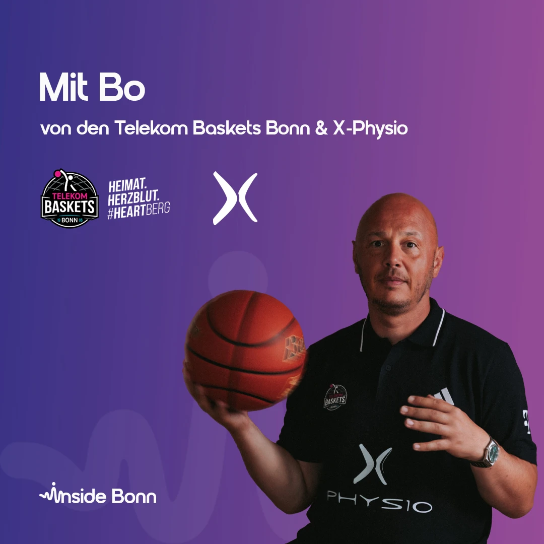 Bo von den Telekom Baskets Bonn hält einen Basketball, präsentiert im Podcast-Format von X-Physio.