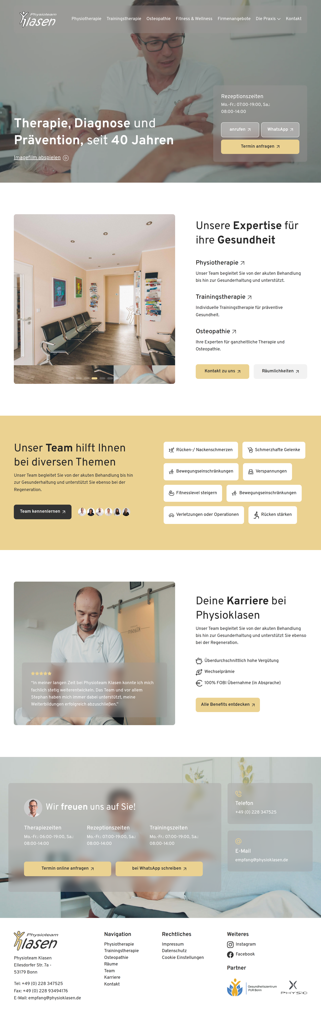 Physiotherapie-Praxis mit modernen Räumlichkeiten und einem Therapeuten, der eine Behandlung durchführt.